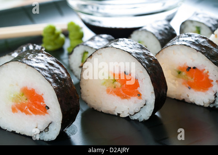 Sélection de sushis japonais disposés sur la plaque noire Banque D'Images