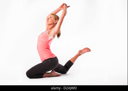 Woman practicing yoga Banque D'Images