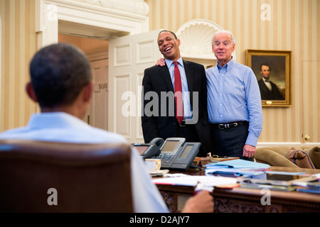 Le président américain Barack Obama parle avec le Vice-président Joe Biden et Rob Nabors, Adjoint au président et directeur des affaires législatives, dans le bureau ovale de la Maison Blanche le 30 décembre 2012 à Washington, DC. Banque D'Images