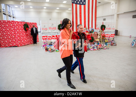 Première Dame Michelle Obama visite le Joint Base Anacostia-Bolling Toys for Tots Distribution Center le 11 décembre 2012 à Washington, DC. Banque D'Images