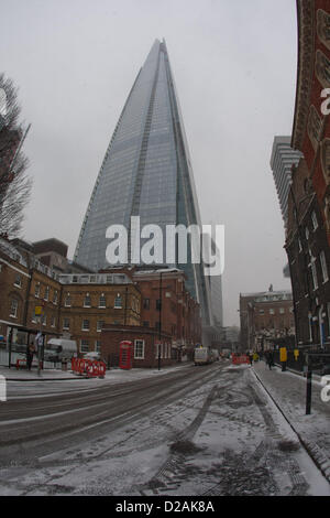 Les tours d'échardes dans la neige Londres, Royaume-Uni. 18 janvier 2013. Banque D'Images