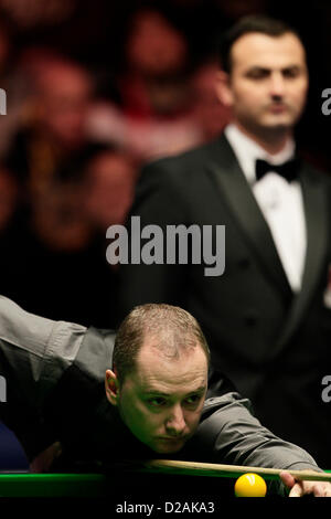 Londres, Royaume-Uni. 18 janvier 2013. Graeme Dott en action contre Judd Trump pendant le Masters Snooker 1/4 de finale de l'Alexandra Palace. Banque D'Images