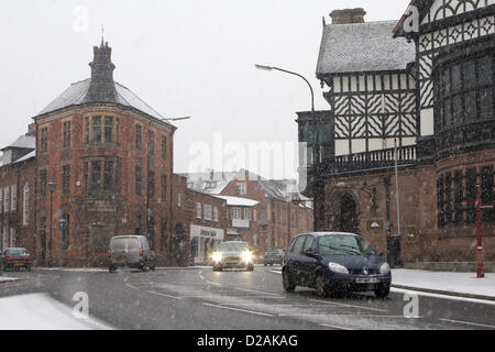 Les automobilistes prudents au volant à travers la neige tomber, Altrincham, Greater Manchester, UK - Vendredi 18 Janvier 2013 Banque D'Images