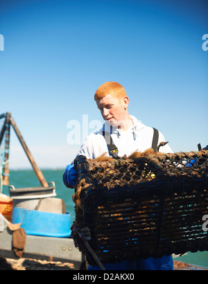 Pêcheur au travail sur le bateau Banque D'Images