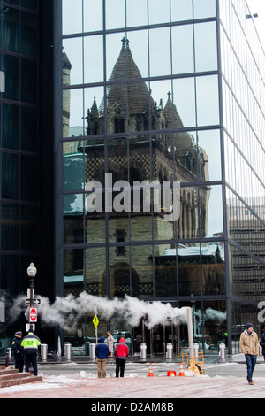 L'église Trinity reflète dans Hancock Tower, Boston Copley Square Banque D'Images