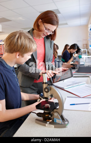 Avec l'enseignant dans la classe de sciences des élèves Banque D'Images