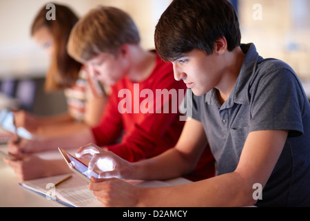 Les élèves à l'aide de tablet computers in class Banque D'Images