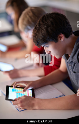 Student using tablet computer in class Banque D'Images