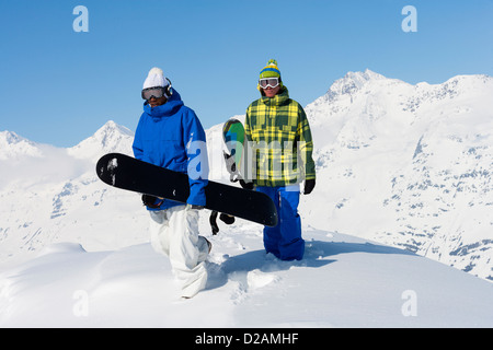 Les snowboarders on snowy mountaintop Banque D'Images