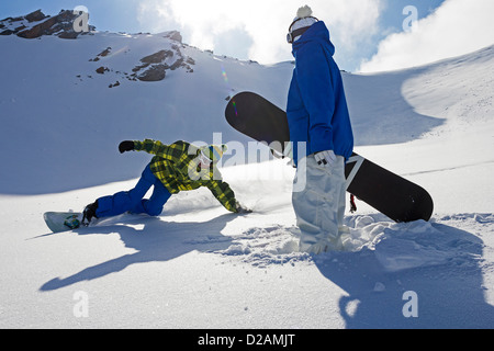 Les snowboarders on snowy slope Banque D'Images