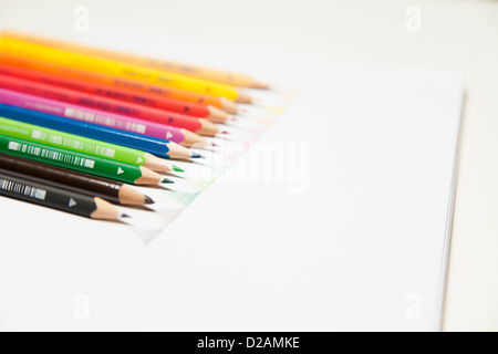 Close up de crayons de couleur sur le comptoir Banque D'Images