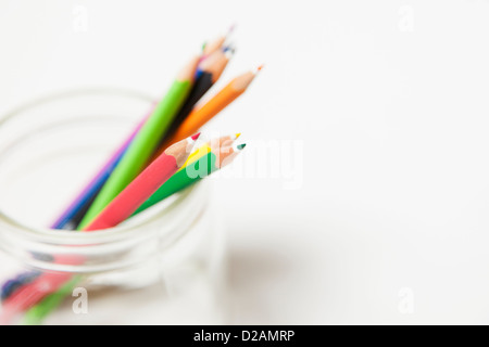 Close up de crayons de couleur dans les jar Banque D'Images