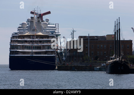 Un grand bateau de croisière Bateau amarré au terminal de Halifax (Nouvelle-Écosse) à côté du grand voilier goélette 'Silva' Banque D'Images