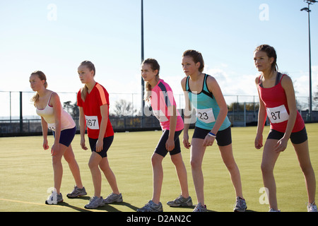 Les coureurs alignés à la race dans le champ Banque D'Images