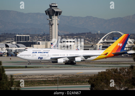 LOS ANGELES, CALIFORNIE, USA - 15 janvier 2013 - Boeing 747-412 d'Air Pacific Fidji décolle de l'aéroport de Los Angeles Banque D'Images