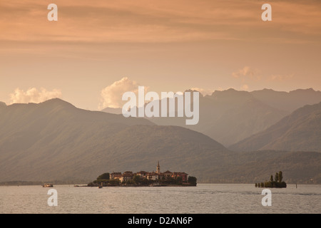 Plus de montagnes et village rural lake Banque D'Images