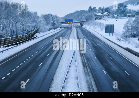 Autoroute M4. Cardiff, Royaume-Uni. Vendredi 18 janvier 2013. Le trafic est à peu sur une section de l'autoroute M4 près de Cardiff après les avertissement de Nouvelle-Galles du Sud qui doivent se poursuivre sur la fin de semaine. L'autoroute est normalement occupé avec le trafic sur un vendredi après-midi. Banque D'Images