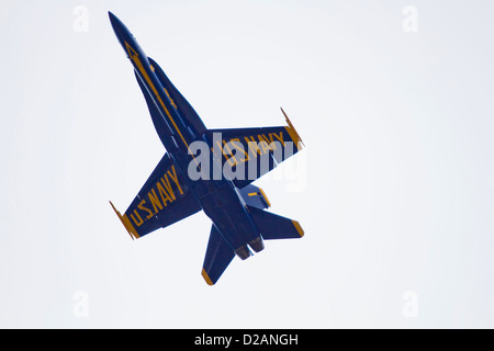 Un Marine Blue Angels f-18 jet vole au-dessus Banque D'Images