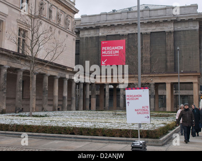 Entrée temporaire Le musée de Pergame sur la Museumsinsel Berlin en Allemagne , bien balisés Banque D'Images