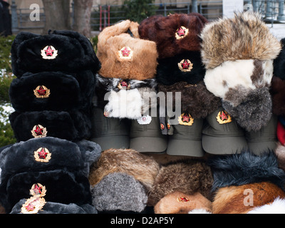 Des bonnets de fourrure avec '' , insigne soviétique de la faucille et marteau symbole communiste en vente à Berlin Allemagne par vendeur ambulant Banque D'Images