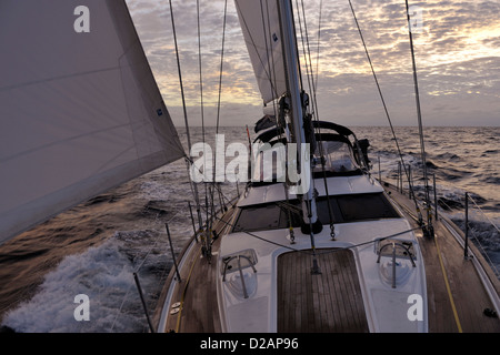 Les nuages juste après l'aube, vu de la proue d'un yacht de voile au large de l'Équateur à l'île de Pâques, le Pacifique Sud Banque D'Images