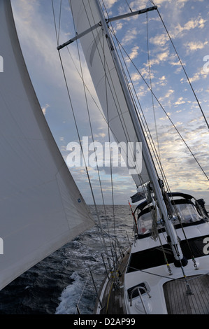 Les nuages juste après l'aube, vu de la proue d'un bateau naviguant de l'Équateur à l'île de Pâques, le Pacifique Sud Banque D'Images