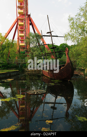 Berlin, Allemagne, Grande Roue et voilier dans l'ancien à Spreepark Plänterwald Banque D'Images