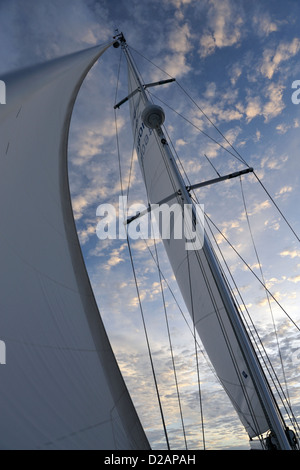 Les nuages juste après l'aube, vu de la proue d'un yacht de voile au large de l'Équateur à l'île de Pâques, le Pacifique Sud Banque D'Images