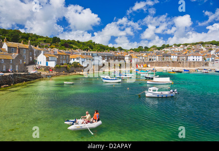 Mousehole Cornwall petits bateaux de pêche dans le port de Mousehole Cornwall Angleterre GB Royaume-Uni Europe Banque D'Images