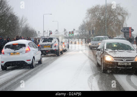 Hucknall,Notts.UK.18th,2013.janvier.C de l'Académie nationale E étudiants quittent dans le blizzard qui provoque le chaos de la circulation . Banque D'Images