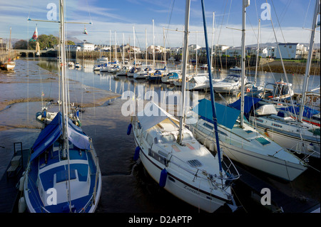 Bateaux et yachts sont amarrés tous de près dans la période d'hiver dans le port de Portmadog en attendant le printemps, saison de navigation. Banque D'Images