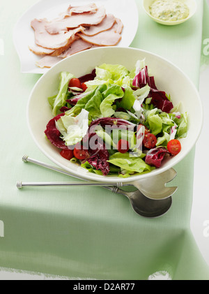 Bol à salade avec des tranches de jambon Banque D'Images