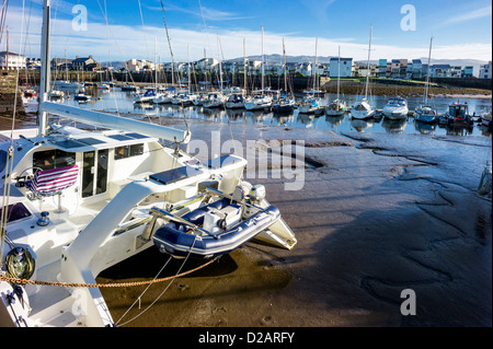 Bateaux et yachts sont amarrés tous de près dans la période d'hiver dans le port de Portmadog en attendant le printemps, saison de navigation. Banque D'Images