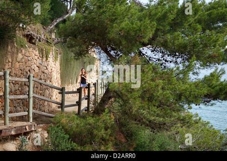 Woman running on dirt path Banque D'Images