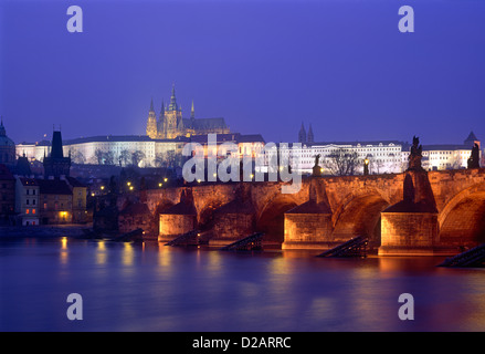 Habour, Pont Charles et de la rivière Vltava, au crépuscule, Prague, République Tchèque Banque D'Images