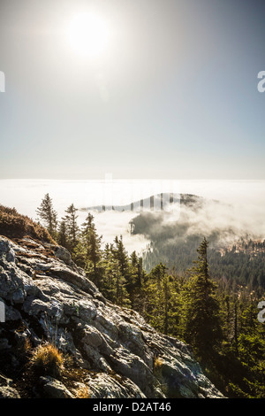 Les nuages bas au-dessus du paysage rural Banque D'Images