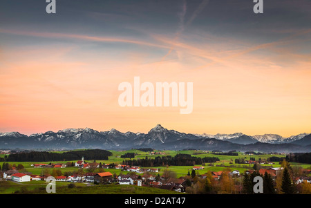 Nuages sur village et montagnes Banque D'Images