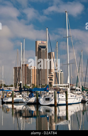 Les bateaux de plaisance à Lawrence street t-chef pier marina, le centre-ville de Tours derrière à la baie de Corpus Christi, Corpus Christi, Texas, États-Unis Banque D'Images