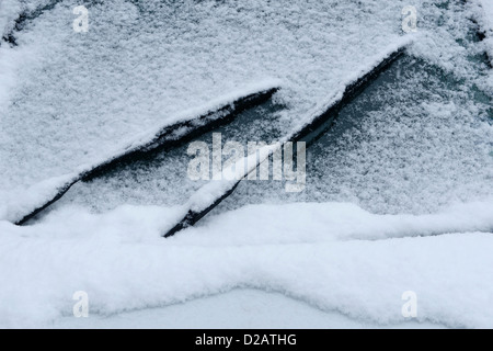 Pare-brise de voiture couverte de neige et de glace Banque D'Images