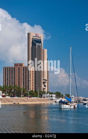 Les bateaux de plaisance à Lawrence Street T-chef pier, du centre-ville de Tours derrière à la baie de Corpus Christi, Corpus Christi, Texas, États-Unis Banque D'Images