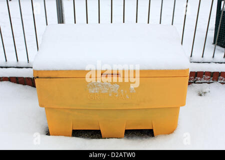 Epsom, Surrey, Angleterre, Royaume-Uni. Le 18 janvier 2013. Ce grain de sel jaune vif - fort est encore pleine, à côté d'une rue résidentielle où 4 pouces (10cm) de neige sont tombés en six heures. Banque D'Images