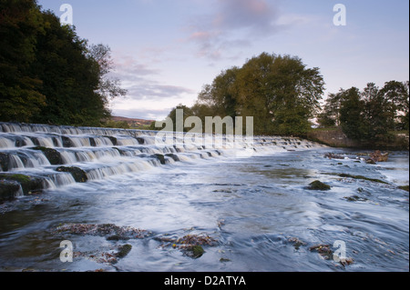 Scenic, soir, paysage rural de l'écoulement de l'eau et tumbling Weir & bas sur la rivière Wharfe - étapes, Burley dans Wharfedale, Yorkshire, Angleterre, Royaume-Uni. Banque D'Images