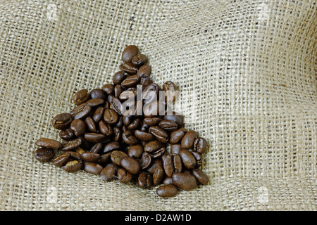 Un gros plan de grains de café sur un fond de toile de jute with copy space Banque D'Images