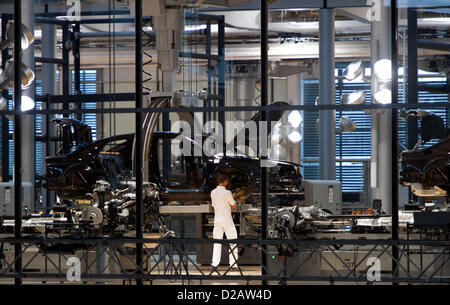 Un employé de constructeur automobile Volkswagen (VW) cworks sur une VW Phaeton à l'usine VW à Dresde, Allemagne, 16 janvier 2013. Photo : Arno Burgi Banque D'Images