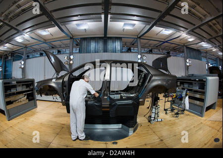 Un employé de constructeur automobile Volkswagen (VW) cworks sur une VW Phaeton à l'usine VW à Dresde, Allemagne, 16 janvier 2013. Photo : Arno Burgi Banque D'Images