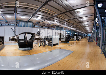 Employés de constructeur automobile Volkswagen (VW) travailler sur une VW Phaeton à l'usine VW à Dresde, Allemagne, 16 janvier 2013. Photo : Arno Burgi Banque D'Images