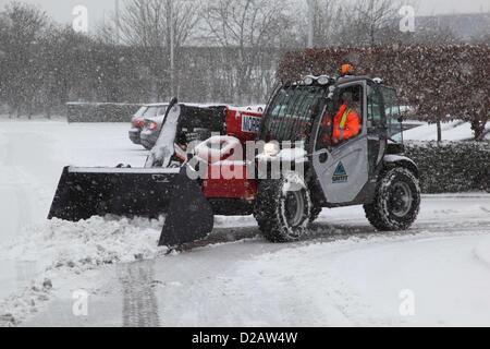 Uxbridge, à l'ouest de Londres, Royaume-Uni. 18 janvier 2013. Société d'entretien d'hiver Gritit utilise un chargeur télescopique pour déneiger les routes du parc d'affaires de Stockley Park, Uxbridge, près de Heathrow . Banque D'Images