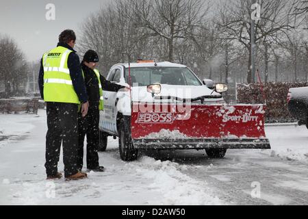 Uxbridge, à l'ouest de Londres, Royaume-Uni. 18 janvier 2013. Société d'entretien d'hiver Gritit utilise un chasse-neige pour dégager des routes à Stockley Park Business Park, Uxbridge, près de Heathrow . Banque D'Images