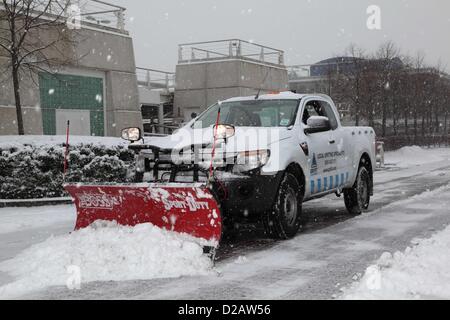 Uxbridge, à l'ouest de Londres, Royaume-Uni. 18 janvier 2013. Société d'entretien d'hiver Gritit utilise un chasse-neige pour dégager des routes à Stockley Park Business Park, Uxbridge, près de Heathrow . Banque D'Images