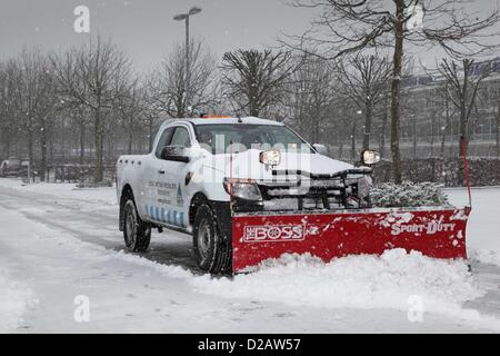 Uxbridge, à l'ouest de Londres, Royaume-Uni. 18 janvier 2013. Société d'entretien d'hiver Gritit utilise un chasse-neige pour dégager des routes à Stockley Park Business Park, Uxbridge, près de Heathrow . Banque D'Images